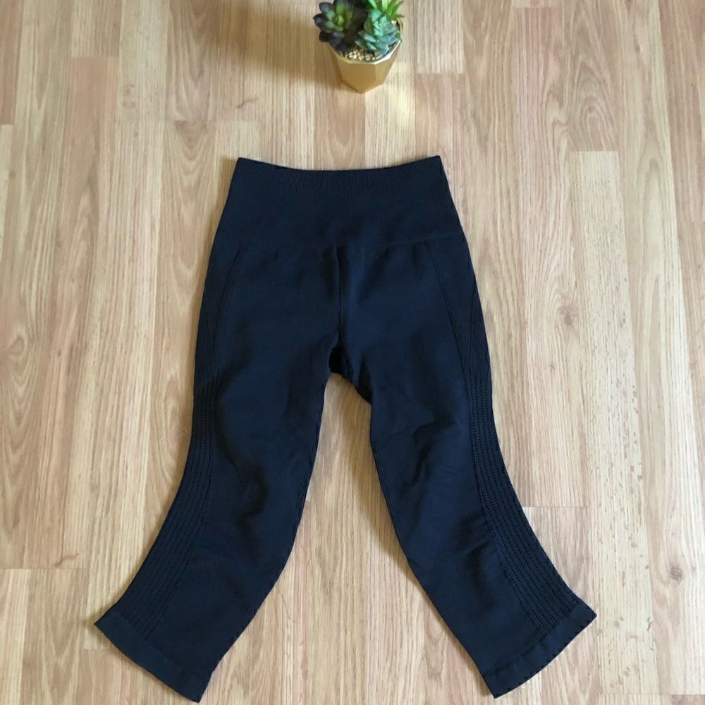 Lululemon In The Flow Side Scrunch Capri Leggings Black